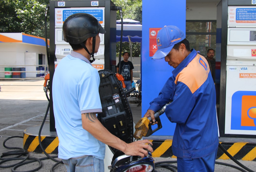 Gi&aacute; xăng dầu chiều 20/10: Dầu giảm v&egrave;o v&egrave;o, E10 RON 95 v&agrave; E5 RON 92 c&ograve;n c&aacute;ch đ&aacute;y 7.000 đồng, gi&aacute; đầy b&igrave;nh c&aacute;c mẫu xe số