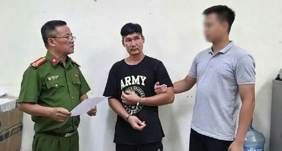 Danh t&iacute;nh người đ&agrave;n &ocirc;ng cầm dao bầu tấn c&ocirc;ng, d&ugrave;ng xe m&aacute;y truy đuổi c&ocirc;ng an ở H&agrave; Nội