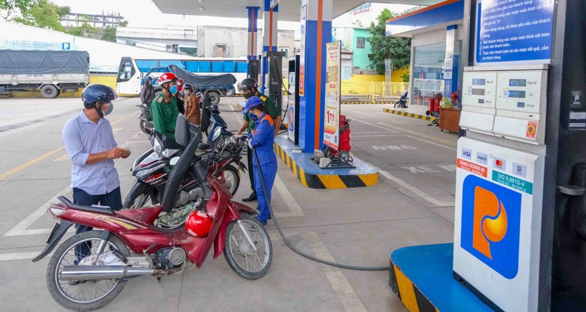 Gi&aacute; xăng dầu h&ocirc;m nay 20/10: Xăng sắp lao dốc về dưới 24.000 đồng/l&iacute;t? Một mặt h&agrave;ng ngược chiều tăng mạnh?