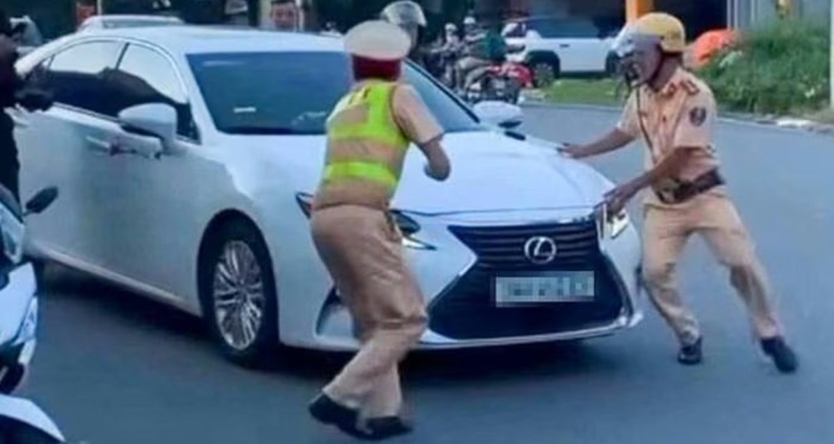 Danh t&iacute;nh nữ t&agrave;i xế Lexus SN 1994 vi phạm luật giao th&ocirc;ng, chốt cửa &ocirc; t&ocirc; rồi tăng ga rời chốt CSGT