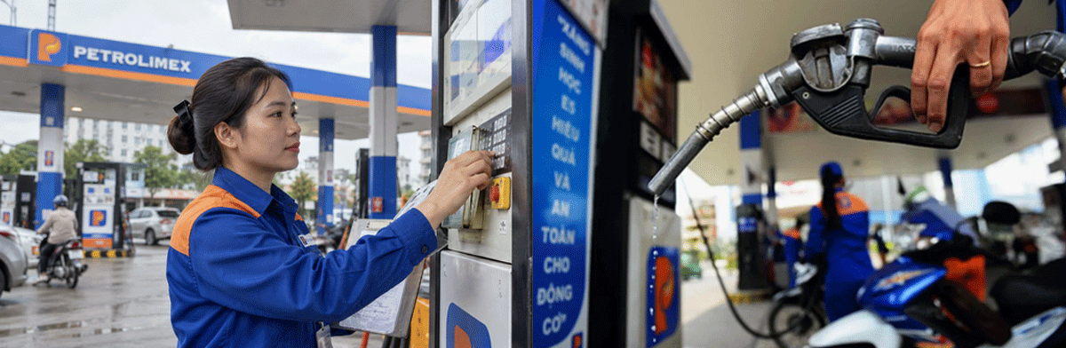 Gi&aacute; xăng dầu h&ocirc;m nay 21/10: Dầu quay đầu tăng cao? Dự b&aacute;o xăng E10 giảm &lsquo;ch&oacute;ng mặt&rsquo;, xăng E5 tụt s&acirc;u về mức rẻ