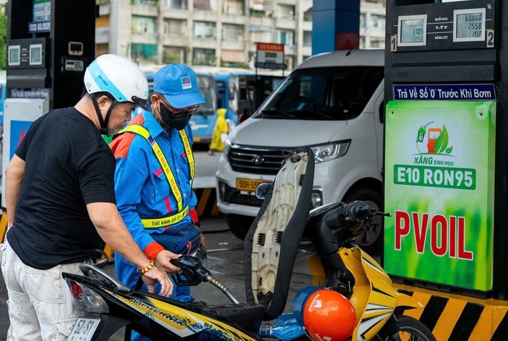 Gi&aacute; xăng dầu tối 21/10: E5 RON 92 v&agrave; E10 RON 95 giảm mạnh, dầu diesel c&aacute;ch đ&aacute;y hơn 7.900 đồng, gi&aacute; đầy b&igrave;nh xe ga 125cc