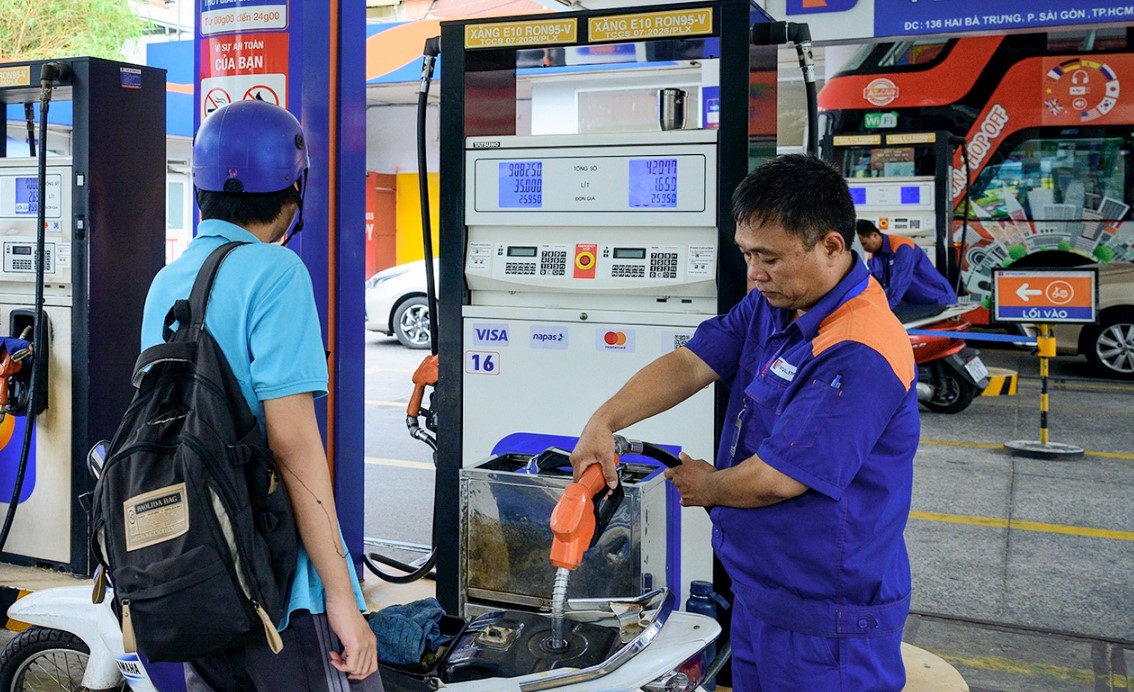 Gi&aacute; xăng dầu trưa nay 21/10: Dầu lại giảm s&acirc;u, E5 RON 92 v&agrave; E10 RON 95 đ&atilde; tiếp cận đ&aacute;y, gi&aacute; đầy b&igrave;nh xe c&ocirc;n tay 150cc