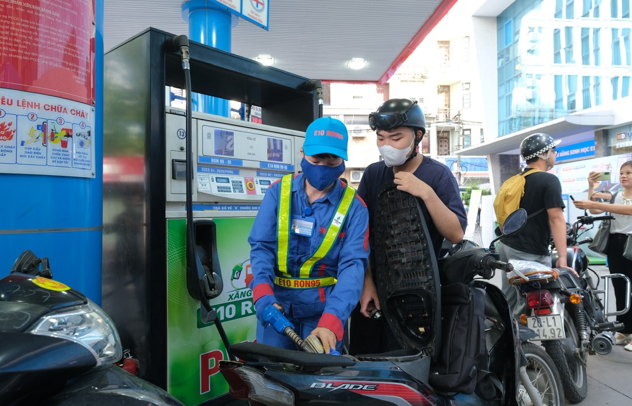 Gi&aacute; xăng dầu h&ocirc;m nay 23/10: Xăng E5 RON 92 v&agrave; E10 RON 95 giảm 2 kỳ li&ecirc;n tiếp, đ&atilde; về v&ugrave;ng rẻ, gi&aacute; lăn b&aacute;nh VinFast VF 9