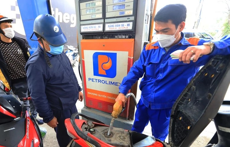 Gi&aacute; xăng dầu tối nay 22/10: Xăng E10 RON 95 v&agrave; E5 RON 92 tiếp tục giảm mạnh, đ&atilde; rất gần đ&aacute;y, gi&aacute; đầy b&igrave;nh c&aacute;c mẫu xe số
