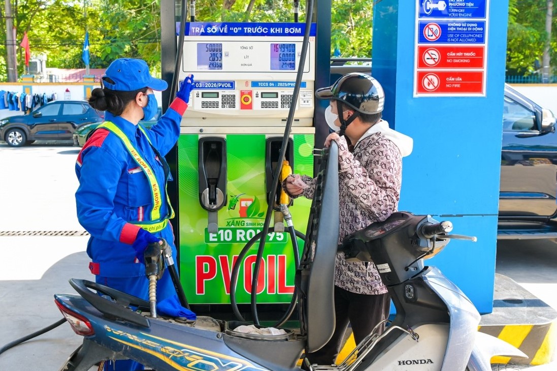 Gi&aacute; xăng dầu chiều nay 23/10: E10 RON 95 giảm v&egrave;o v&egrave;o, E5 RON 92 về c&aacute;ch đ&aacute;y 6.200 đồng, gi&aacute; đầy b&igrave;nh xe ga 150-160cc