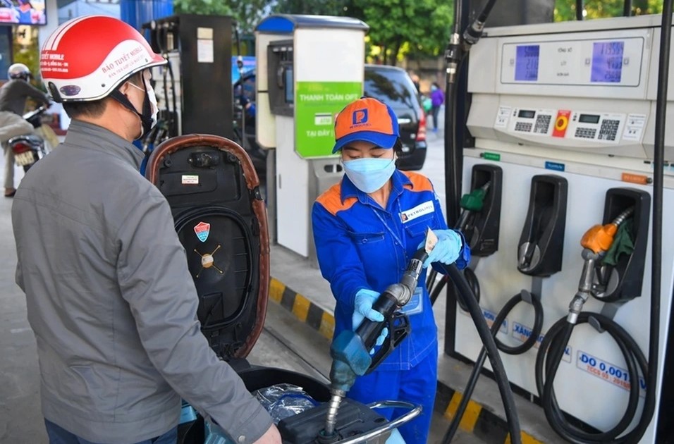 Gi&aacute; xăng dầu h&ocirc;m nay 24/10: E10 RON 95 v&agrave; E5 RON 92 li&ecirc;n tiếp giảm s&acirc;u, c&ograve;n c&aacute;ch đ&aacute;y bao nhi&ecirc;u? Gi&aacute; đầy b&igrave;nh &ocirc; t&ocirc; Honda