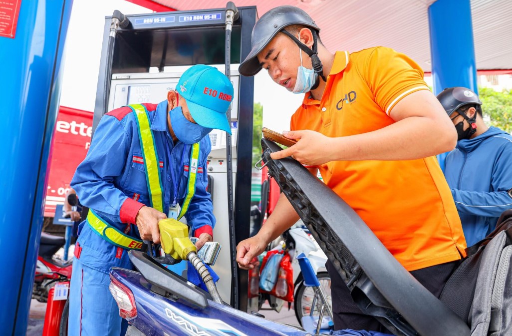 Gi&aacute; xăng dầu tối nay 23/10: Dầu diesel vẫn rẻ, E10 RON 95 v&agrave; E5 RON 92 tiếp tục giảm mạnh, gi&aacute; đầy b&igrave;nh xe c&ocirc;n tay 150cc