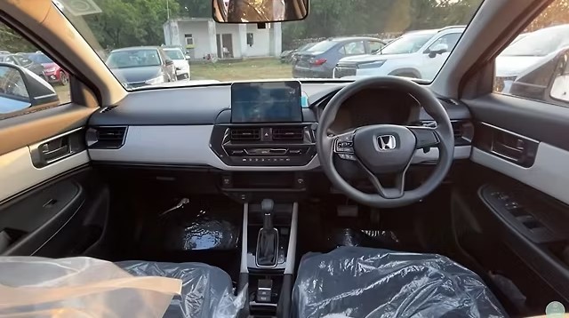 &lsquo;Honda City phi&ecirc;n bản SUV&rsquo; ch&iacute;nh thức mở b&aacute;n, gi&aacute; khởi điểm 318 triệu đồng rẻ hơn cả Hyundai Grand i10 v&agrave; Kia Morning ảnh 5