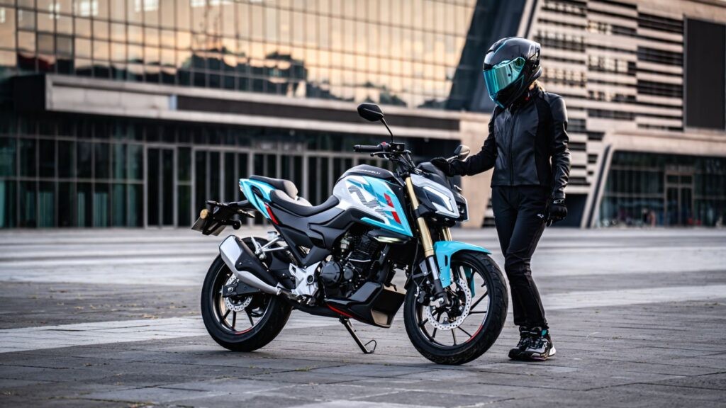 &lsquo;Vua c&ocirc;n tay&rsquo; mới ph&acirc;n kh&uacute;c tr&ecirc;n Yamaha Exciter v&agrave; Honda Winner R ra mắt: Thương hiệu &Yacute;, động cơ 250cc, gi&aacute; cực mềm ảnh 3