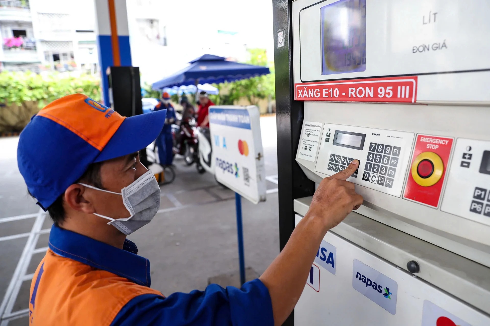 Gi&aacute; xăng dầu s&aacute;ng nay 25/10: E10 RON95 v&agrave; E5 RON92 an to&agrave;n trong ngưỡng rẻ, Diesel cực b&egrave;o? Gi&aacute; đầy b&igrave;nh xe m&aacute;y Piaggio