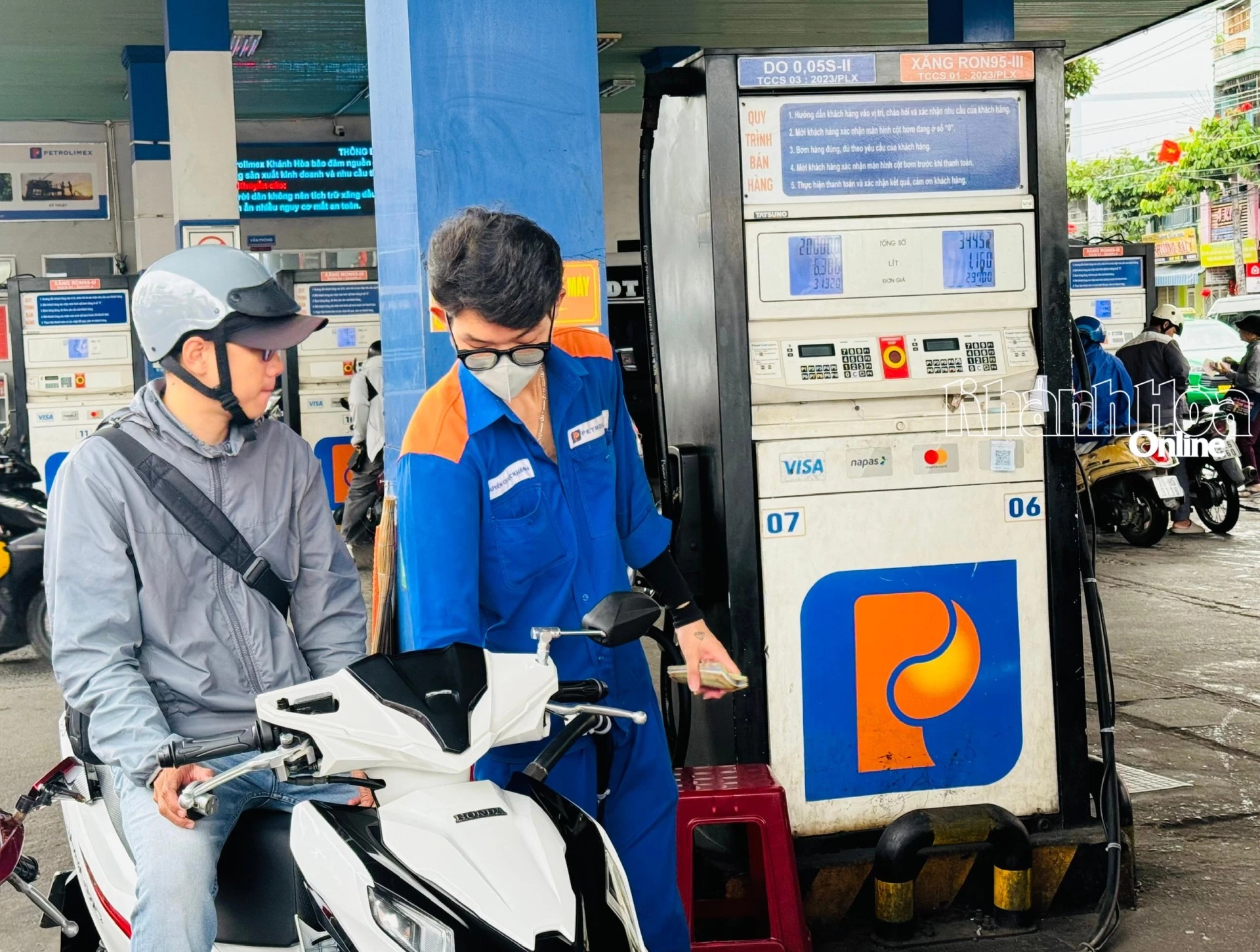 Gi&aacute; xăng dầu s&aacute;ng nay 25/10: E10 RON95 v&agrave; E5 RON92 l&ugrave;i về mốc cực rẻ b&egrave;o, Diesel chờ giảm s&acirc;u? Gi&aacute; đầy b&igrave;nh xe m&aacute;y Honda