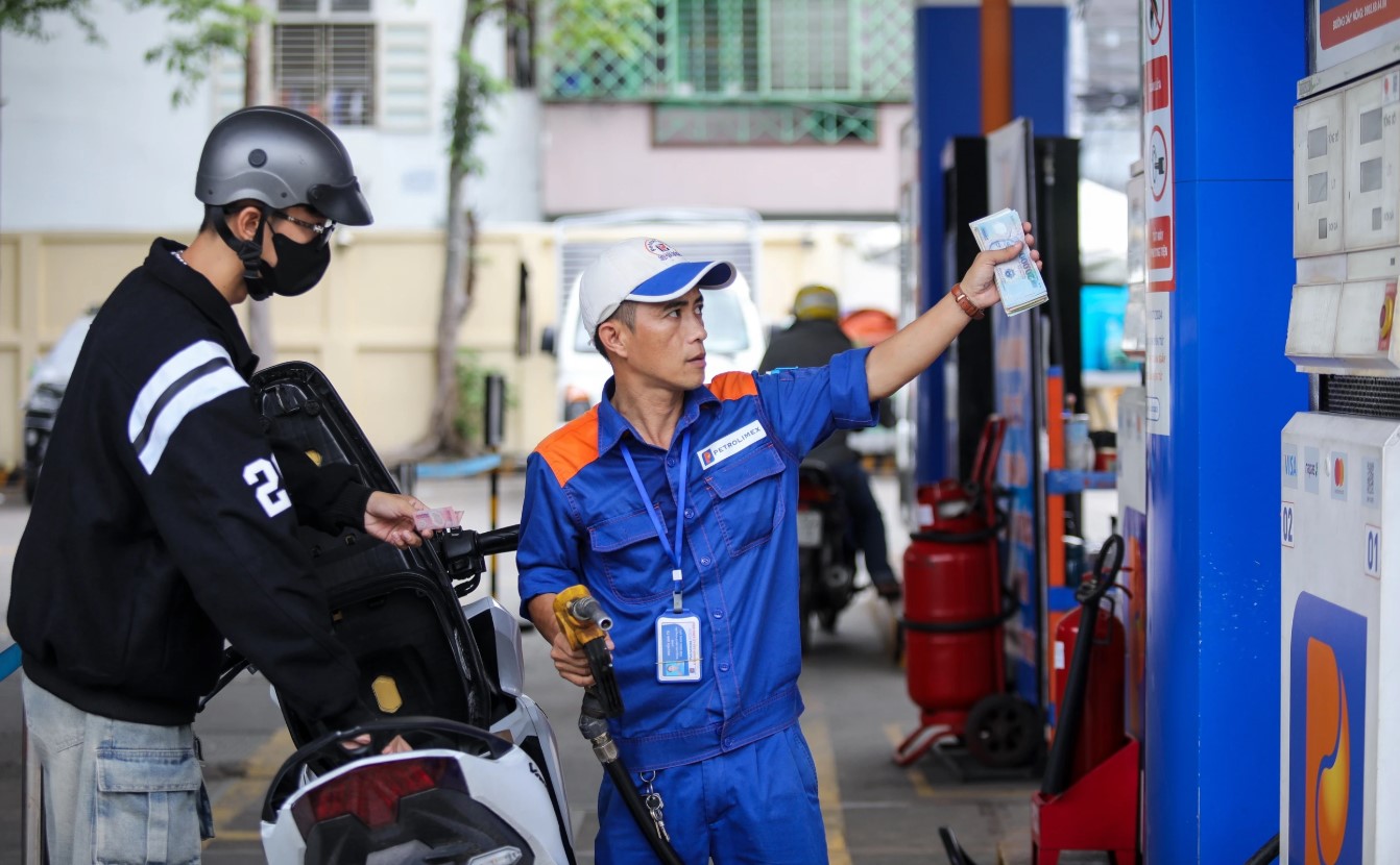 Gi&aacute; xăng dầu h&ocirc;m nay 25/10: E5 RON 92 giảm rất gần đ&aacute;y, E10 RON 95 đ&atilde; rẻ hơn đỉnh 6.200 đồng, gi&aacute; đầy b&igrave;nh c&aacute;c mẫu xe số