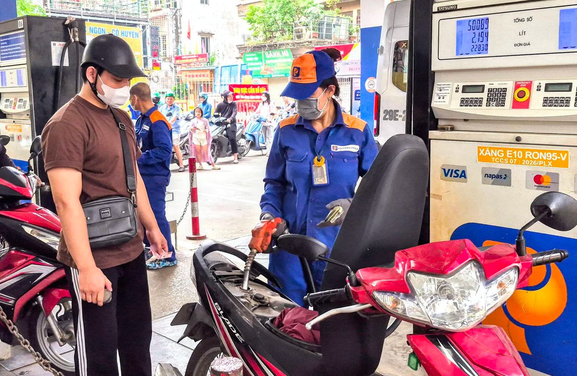 Gi&aacute; xăng dầu trưa nay 24/10: E10 RON 95 v&agrave; E5 RON 92 mạnh 2 kỳ liền, c&ograve;n c&aacute;ch đ&aacute;y bao nhi&ecirc;u? Gi&aacute; đầy b&igrave;nh xe ga 125cc