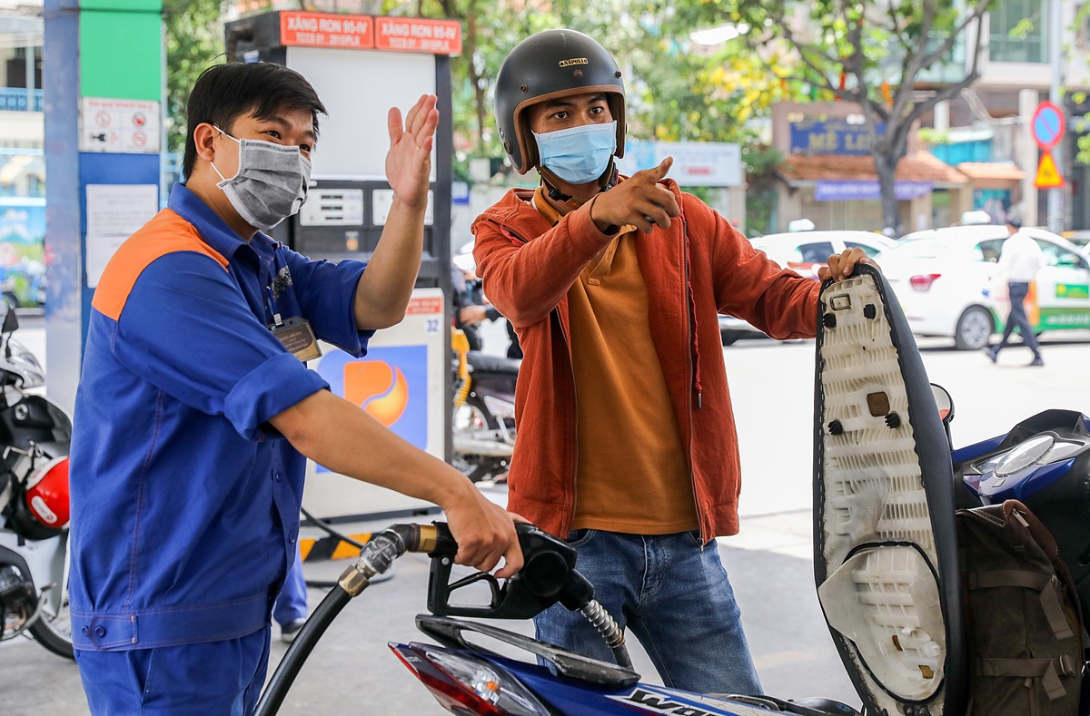 Gi&aacute; xăng dầu s&aacute;ng nay 26/10: E10 RON95 v&agrave; E5 RON92 lao dốc s&acirc;u, Diesel c&aacute;ch đỉnh 16.000 đồng, gi&aacute; đầy b&igrave;nh xe m&aacute;y Yamaha