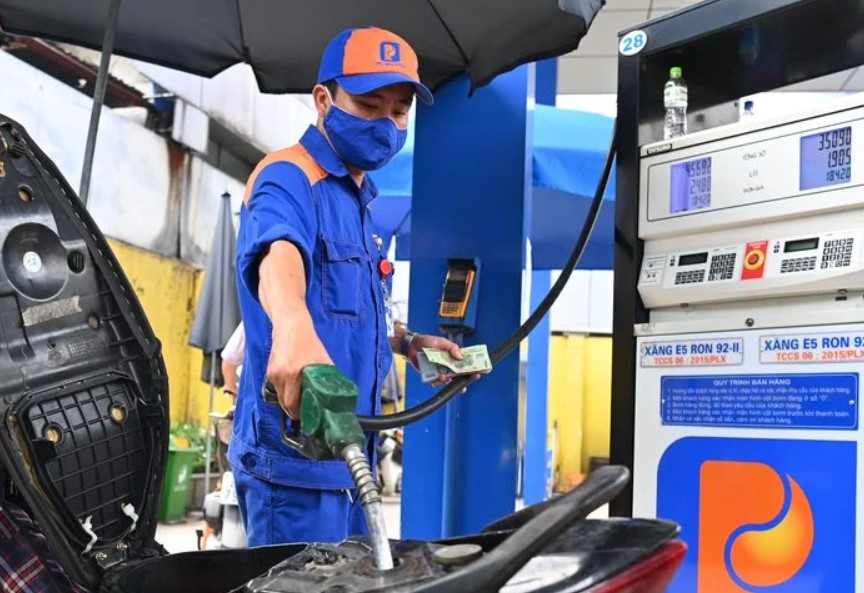 Gi&aacute; xăng dầu trưa nay 25/10: E5 RON 92 lại vừa giảm rất mạnh, E10 RON 95 giờ kh&ocirc;ng c&ograve;n xa đ&aacute;y, gi&aacute; đầy b&igrave;nh xe ga 110cc