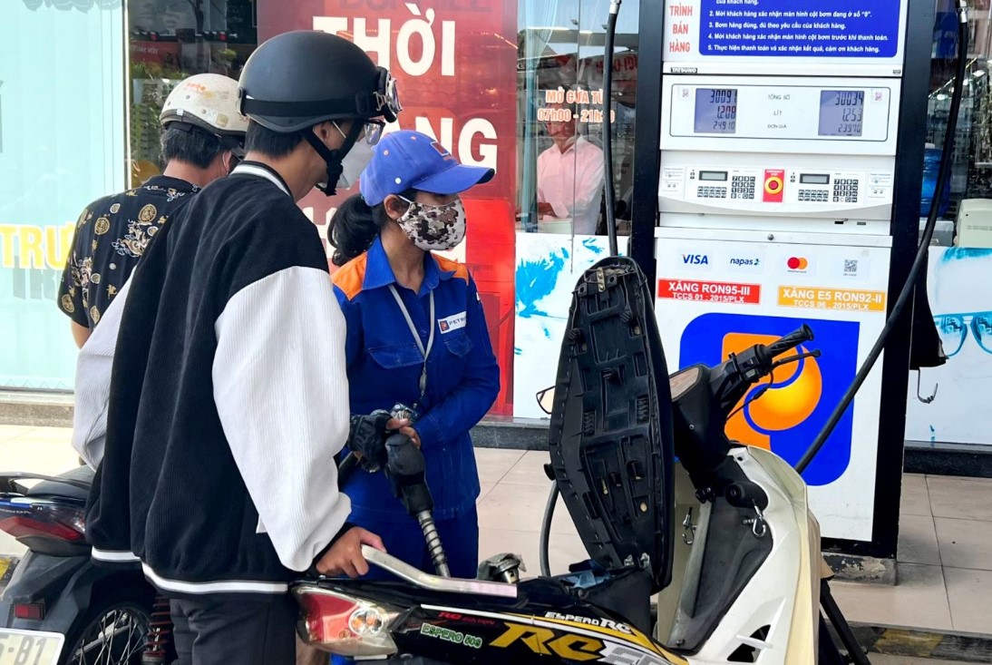Gi&aacute; xăng dầu chiều 26/10: E10 RON 95 v&agrave; E5 RON 92 tụt \'ch&oacute;ng mặt\', dầu rẻ hơn đỉnh rất nhiều, gi&aacute; đầy b&igrave;nh &ocirc; t&ocirc; Toyota