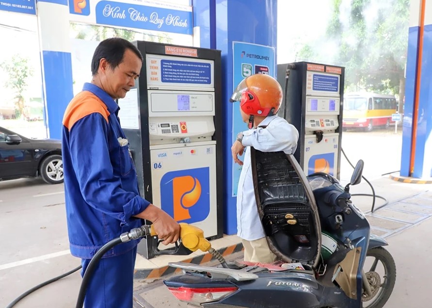 Gi&aacute; xăng dầu tối nay 26/10: E5 RON 92 v&agrave; E10 RON 95 giảm về lại mức rẻ, dầu đ&atilde; gần s&aacute;t đ&aacute;y, gi&aacute; lăn b&aacute;nh VinFast VF 6