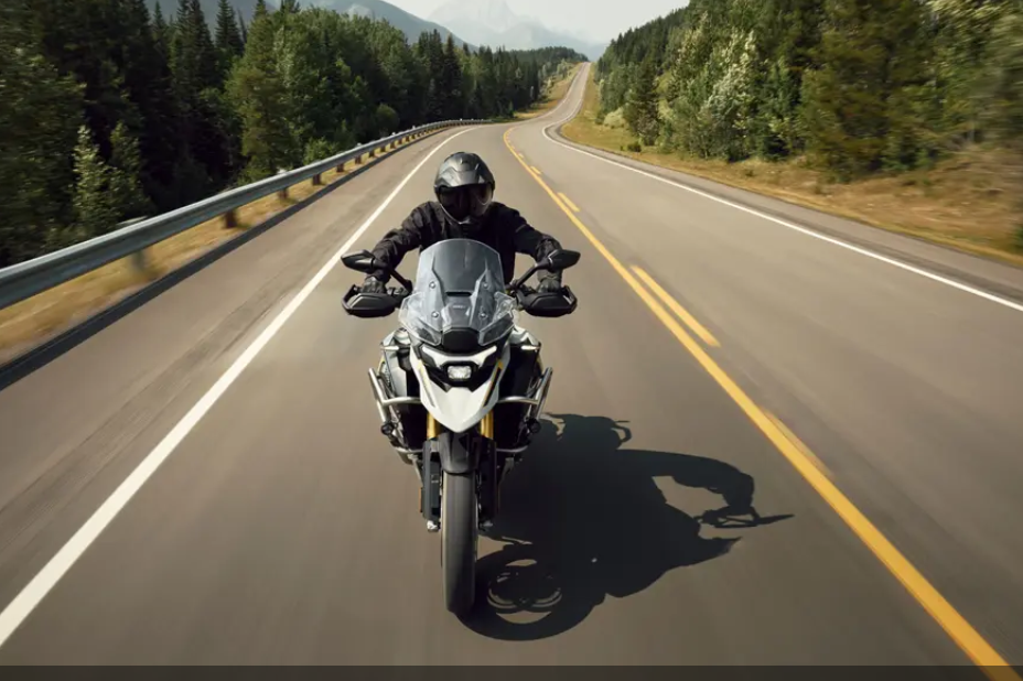Triumph Tiger 1200 2027 tung \'combo c&ocirc;ng nghệ khủng\': 156 m&atilde; lực, radar 2 đầu, dừng xe tự hạ y&ecirc;n!