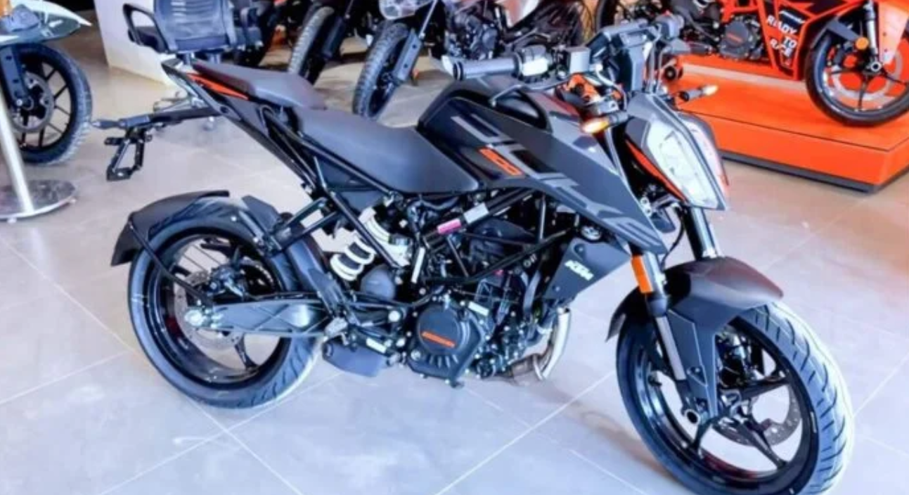 KTM 200 Duke 2026 sắp c&oacute; c&uacute; n&acirc;ng cấp cực gắt: Quickshifter 2 chiều, ga điện tử, kiểm so&aacute;t lực k&eacute;o