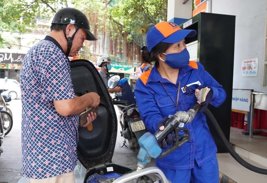 Gi&aacute; xăng dầu chiều nay 27/10: Xăng E10 RON 95 &lsquo;rơi tự do&rsquo;, E5 RON 92 c&ograve;n c&aacute;ch đ&aacute;y 6.200 đồng, gi&aacute; đầy b&igrave;nh xe ga 110cc