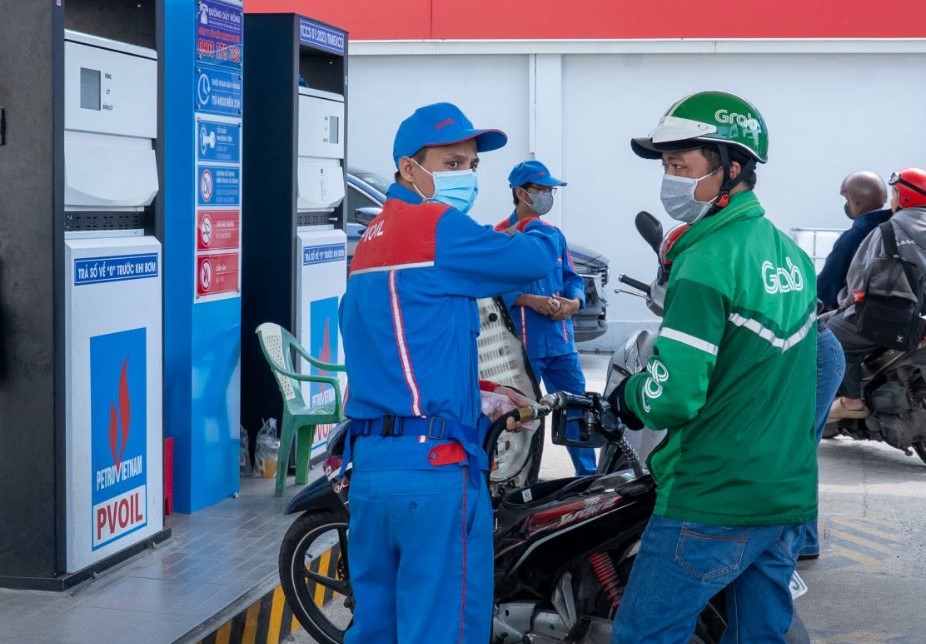 Gi&aacute; xăng dầu h&ocirc;m nay 28/10: E5 RON 92 giảm gần chạm đ&aacute;y, E10 RON 95 thậm ch&iacute; c&ograve;n rẻ hơn, gi&aacute; lăn b&aacute;nh VinFast VF 3