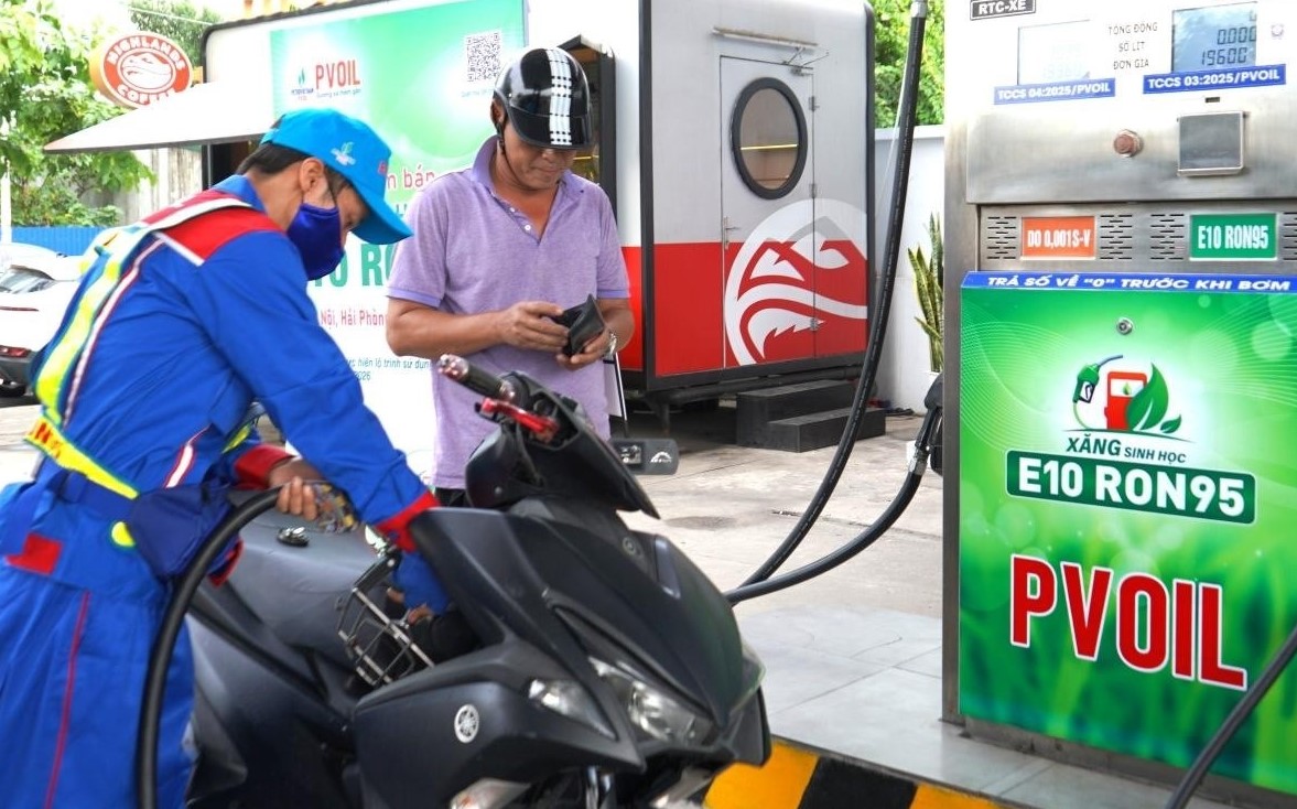 Gi&aacute; xăng dầu tối 27/10: Dầu diesel &lsquo;rẻ như b&egrave;o&rsquo;, xăng E5 RON 92 v&agrave; E10 RON 95 giảm v&egrave;o v&egrave;o, gi&aacute; đầy b&igrave;nh xe ga 150-160cc