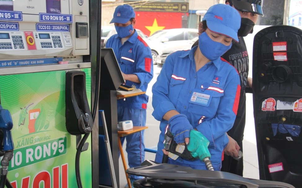 Gi&aacute; xăng dầu trưa nay 27/10: E5 RON 92 v&agrave; E10 RON 95 tụt &lsquo;mất phanh&rsquo;, chỉ c&aacute;ch đ&aacute;y ch&uacute;t &iacute;t, gi&aacute; đầy b&igrave;nh c&aacute;c mẫu xe số