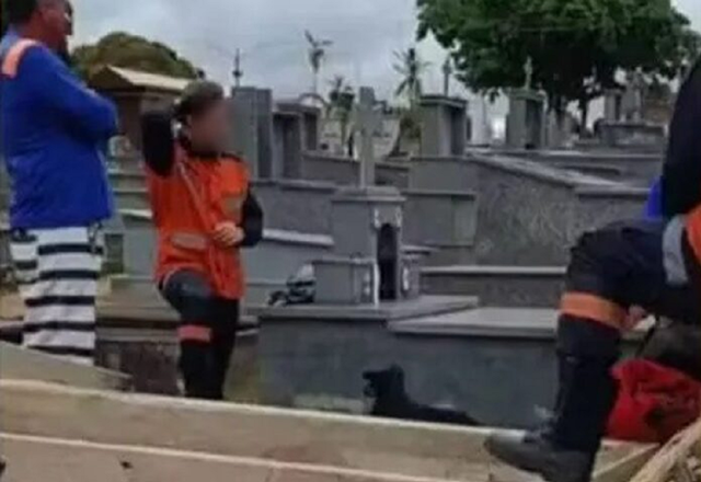 Rơi xuống mộ bố ruột khi đi dự tang lễ, người đ&agrave;n &ocirc;ng tử vong thương t&acirc;m