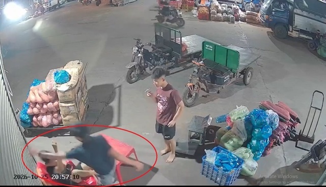 Camera ghi lại cảnh người đ&agrave;n &ocirc;ng đấm, đ&aacute; li&ecirc;n tiếp 1 thanh ni&ecirc;n ở Quảng Ninh, nạn nh&acirc;n chỉ biết chịu trận