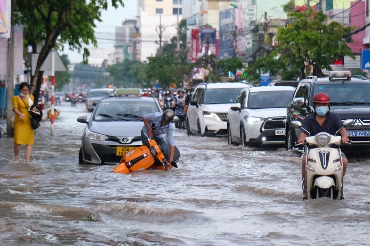 Thời tiết TPHCM v&agrave; Nam Bộ ng&agrave;y 27/10: Mưa r&agrave;o gia tăng, triều cường vượt b&aacute;o động 3