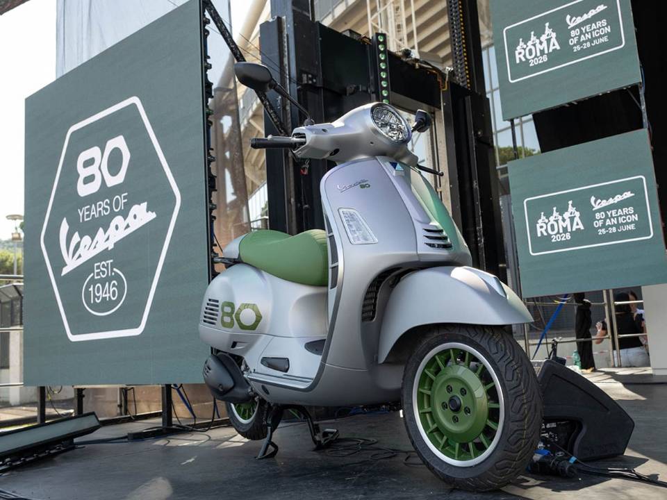 Vespa gi&aacute; 372 triệu đồng vừa về Việt Nam: Chỉ 4 chiếc, đại gia chậm ch&acirc;n l&agrave; hết