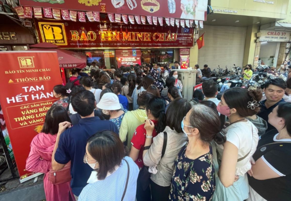 Gi&aacute; v&agrave;ng h&ocirc;m nay 28/10: V&agrave;ng SJC v&agrave;ng 9999 tăng rồi lại giảm li&ecirc;n tục, v&agrave;ng thế giới ch&igrave;m dưới đ&aacute;y