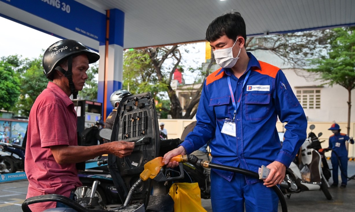 Gi&aacute; xăng dầu chiều 28/10: E5 RON 92 v&agrave; E10 RON 95 dồn dập giảm mạnh, dầu diesel &lsquo;rẻ như b&uacute;n&rsquo;, gi&aacute; đầy b&igrave;nh &ocirc; t&ocirc; Honda