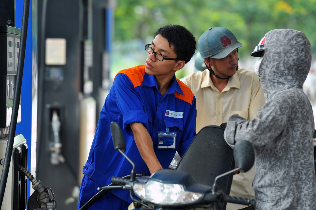 Gi&aacute; xăng dầu h&ocirc;m nay 29/10: Dầu &lsquo;rẻ như rau&rsquo;, E10 RON 95 v&agrave; RON 92 về c&aacute;ch đ&aacute;y hơn 5.000 đồng, gi&aacute; lăn b&aacute;nh VinFast VF 7