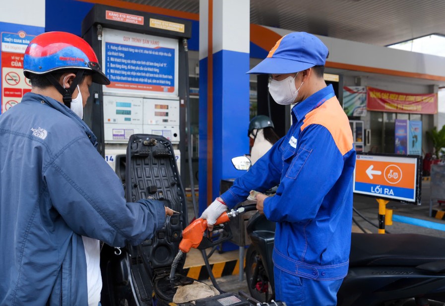 Gi&aacute; xăng dầu tối 29/10: Dầu diesel tăng vọt, E5 RON 92 v&agrave; E10 RON 95 rẻ hơn đỉnh bao nhi&ecirc;u? Gi&aacute; đầy b&igrave;nh c&aacute;c mẫu xe số