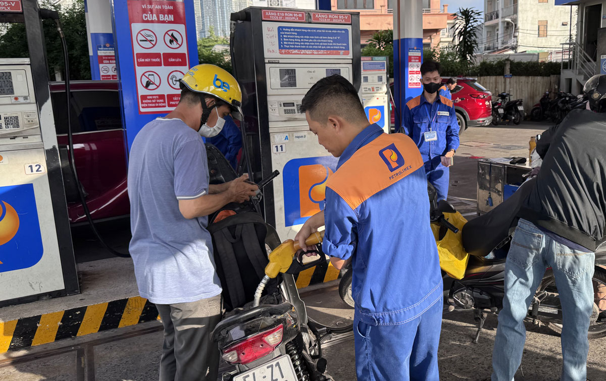Gi&aacute; xăng dầu trưa 29/10: RON 92 v&agrave; E10 RON 95 giảm cực mạnh, dầu diesel rẻ hơn đỉnh bao nhi&ecirc;u? Gi&aacute; đầy b&igrave;nh &ocirc; t&ocirc; Toyota