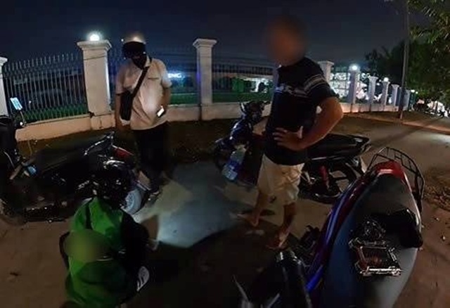 Đang v&aacute; xe gi&uacute;p người đi đường, t&agrave;i xế xe &ocirc;m bất ngờ bị người đ&agrave;n &ocirc;ng dọa đ&aacute;nh giữa phố
