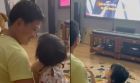Nhã Phương quay lén phản ứng của con gái khi  thấy Trường Giang trên TV, để lộ diện mạo của nhóc tỳ
