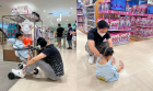 Bắt trọn cảnh Cường Đô La đang chơi với Suchin ở trung tâm thương mại, cử chỉ của nhóc tỳ gây sốt