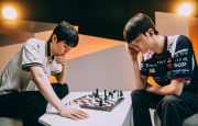 
                                 EWC 2026: T1 đánh bại nhà vua MSI 2026 Hanwha Life Esports, Gen.G vượt ải JD Gaming để vào bán kết 
                            