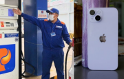 
                                 Giá xăng dầu hôm nay chiều 24/7: Xăng E5, E10 tăng đồng loạt, dầu thế giới neo cao, giá iPhone 14 rẻ bèo 
                            