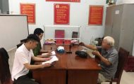 Một thanh niên chạy xe ẩu bị cụ ông 71 tuổi đánh gãy sống mũi