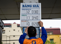 Chủ cây xăng khóc ròng vì giá dầu giảm