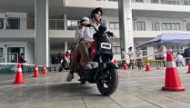 Học sinh Hà Nội thích thú lái thử xe máy điện VinFast, góp phần lan tỏa lối sống xanh