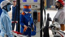 Giá xăng RON 95 chiều 16/5 giảm ‘cắm đầu’, dầu diesel tụt gần 18.000 đồng/lít từ đỉnh, giá lăn bánh VinFast VF 7 cực mềm