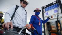 Giá xăng dầu hôm nay 17/8: E10 RON95 chuẩn bị 'chạm đáy' 17.000 đồng/lít, E5 RON92 cực bèo, giá đầy bình xe máy Piaggio