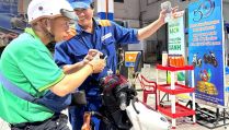 Giá xăng dầu hôm nay 30/8: E10 RON95 và E5 RON92 'rộng cửa' về 17.000 đồng, Diesel cực bèo, giá đầy bình xe máy Piaggio