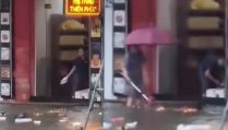 Mưa lớn kỷ lục ở Vinh, một người phụ nữ bị cộng đồng mạng lên án vì hành động lạ