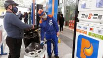 Giá xăng dầu tối nay 17/10: E5 RON 92 và E10 RON 95 ồ ạt giảm, dầu diesel rẻ hơn cả tuần trước, giá đầy bình xe ga 110cc